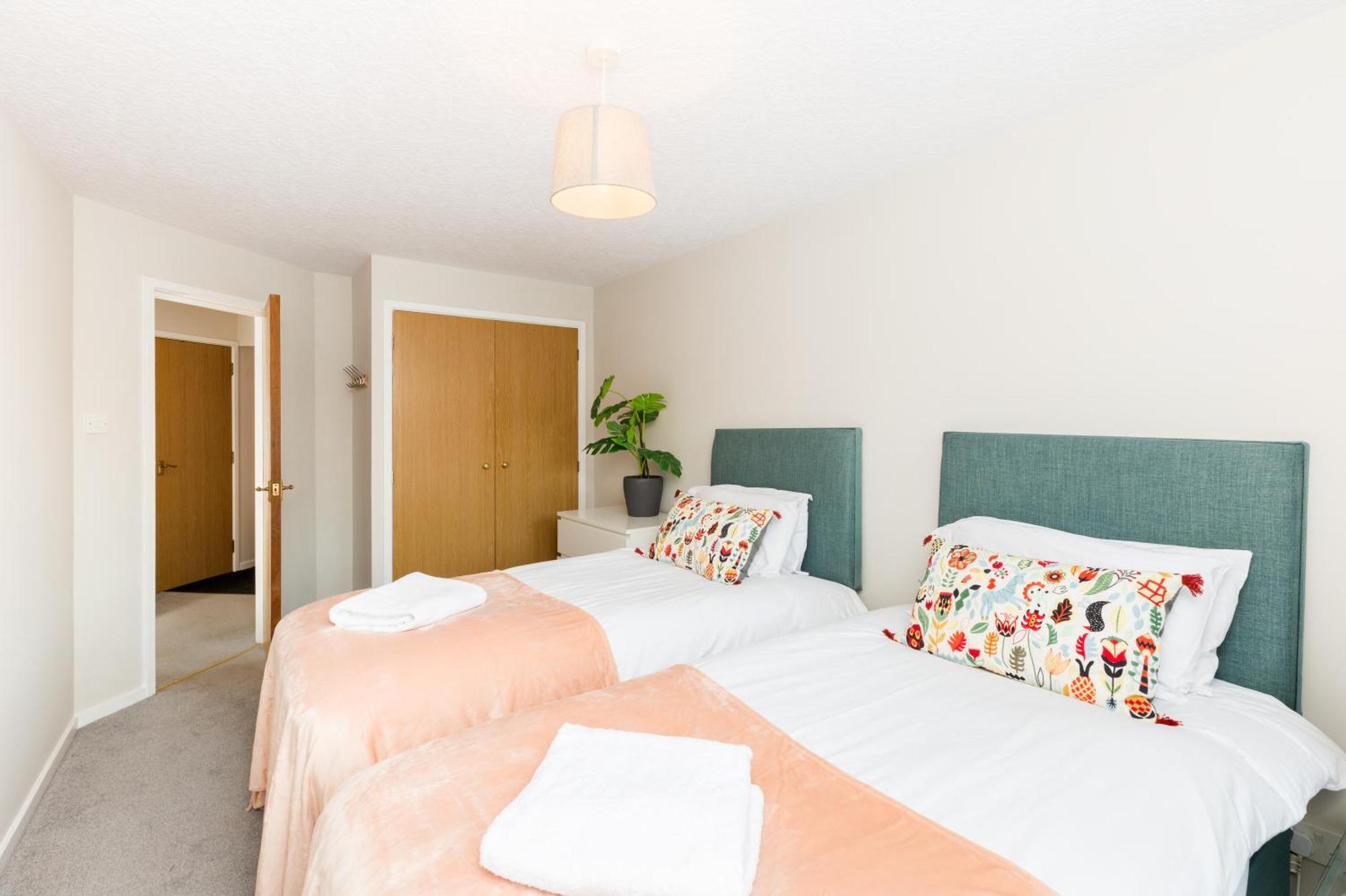 Modern 2-Bedroom Apartments With Free Parking In Leamington Spa Exterior photo