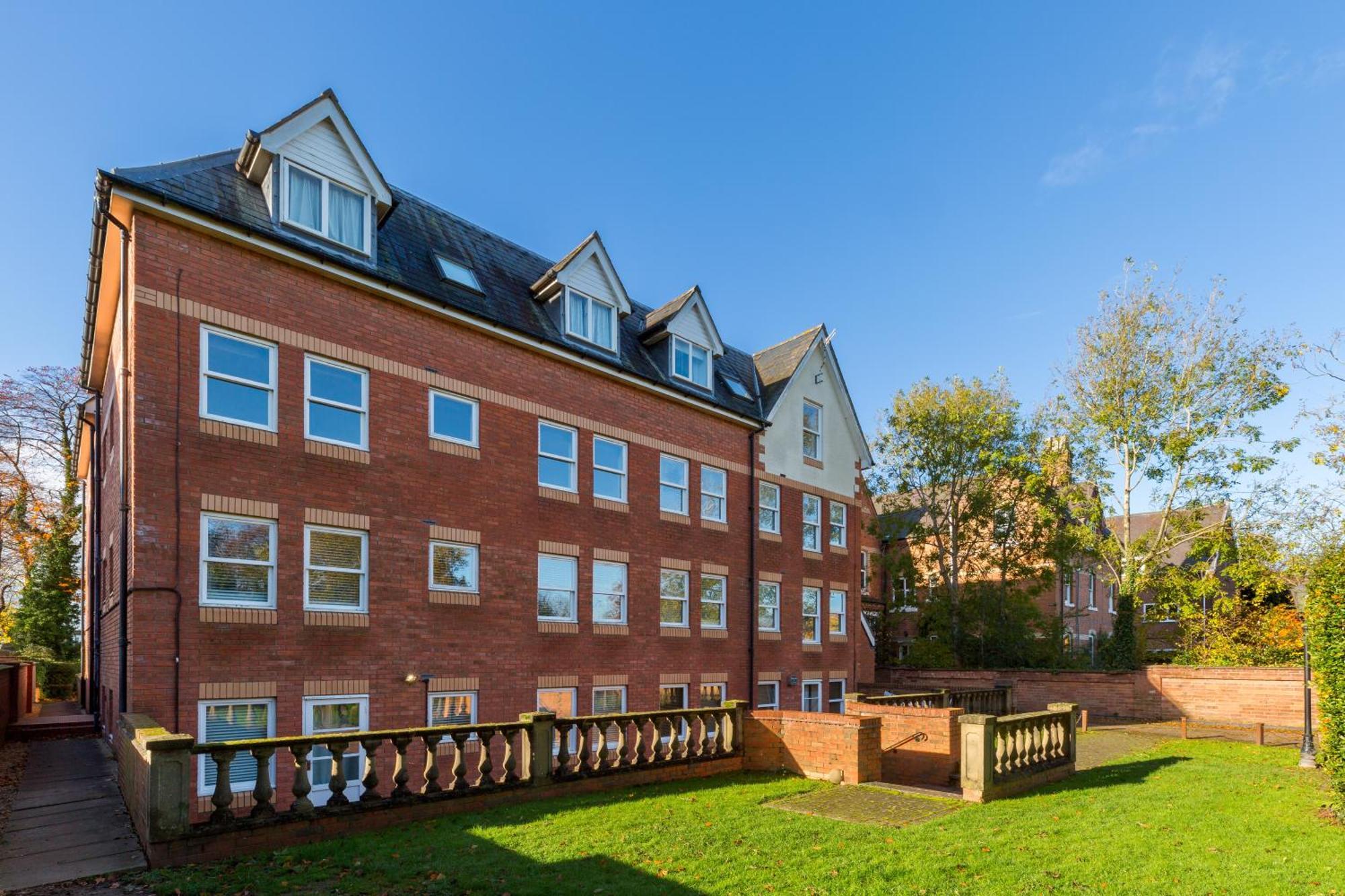 Modern 2-Bedroom Apartments With Free Parking In Leamington Spa Exterior photo