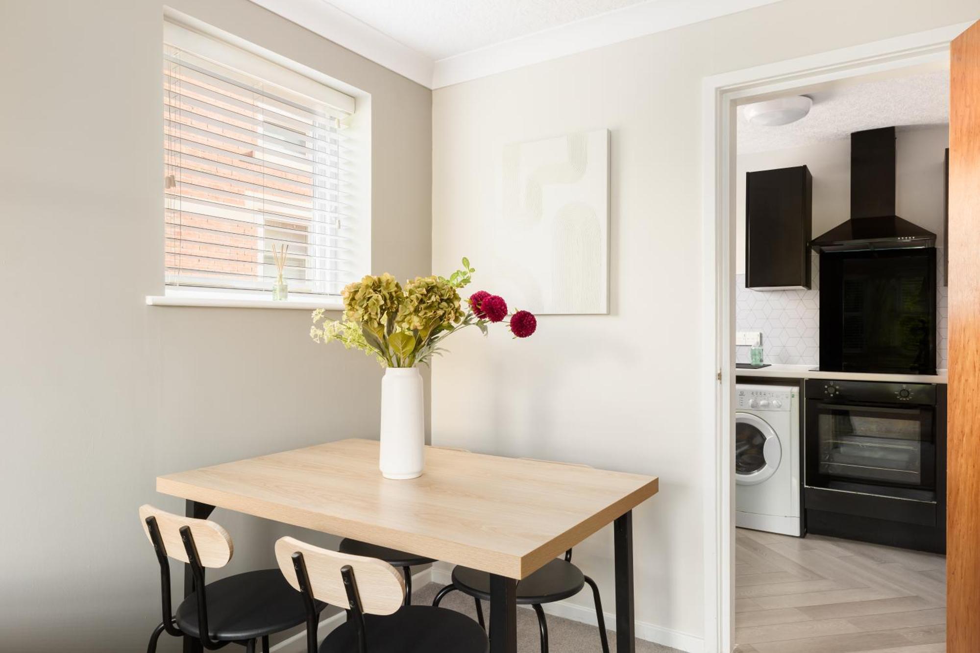 Modern 2-Bedroom Apartments With Free Parking In Leamington Spa Exterior photo